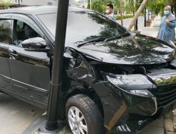 Sebuah Mobil Avanza Hantam Trotoar di Singkawang
