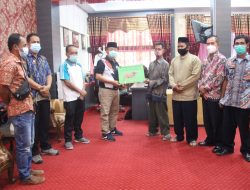 Wabup Sanggau Serahkan Sapi Kurban untuk Masjid Al-Hidayah Dusun Mekar Sari