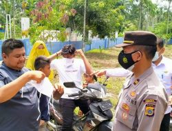 Cegah Covid-19, Muspika Nisam Antara Bagi Masker kepada Warga