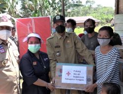 PMI dan Pemkab Sanggau Salurkan Bantuan untuk Korban Angin Puting Beliung