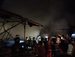 Satu Gudang Kayu Terbakar di Kota Singkawang