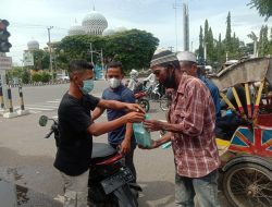 Sejumlah Pemuda Tergabung GBFM Bagikan Nasi Kotak ke Pengemis di Lhokseumawe