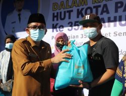 Terdampak Covid-19, Pemko Padang Serahkan Bantuan Sembako Bagi Buruh Angkat, PKL dan Pedagang Pasar