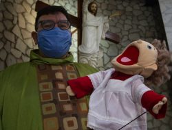‘Puppet’ Tarik Perhatian Anak-Anak Meksiko untuk Ikut Misa di Gereja
