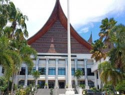 Terkait Pengadaan Baju Dinas 65 Anggota DPRD Sumbar Sebesar 900 Juta Lebih, Ini Tanggapan Pengamat