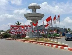 Pesona Bendera Merah Putih Hiasi Bundaran 1001 AI Kota Singkawang