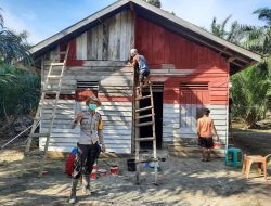 Pak Bhabin Ini Cat Rumah Warga Merah Putih