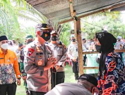 Kapolda Sumsel Berikan Bansos di Kelurahan Terawas