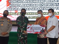 Masyarakat Tionghoa Palembang Bersatu Terima Bansos dari Pangdam