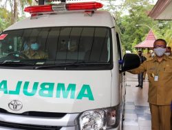 Pemprov Kalbar Serahkan 12 Mobil Ambulans dan 92 Oksigen Konsentrator ke Kabupaten dan Kota