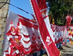 Penjual Bendera Musiman Mulai Terlihat di Lampung Utara