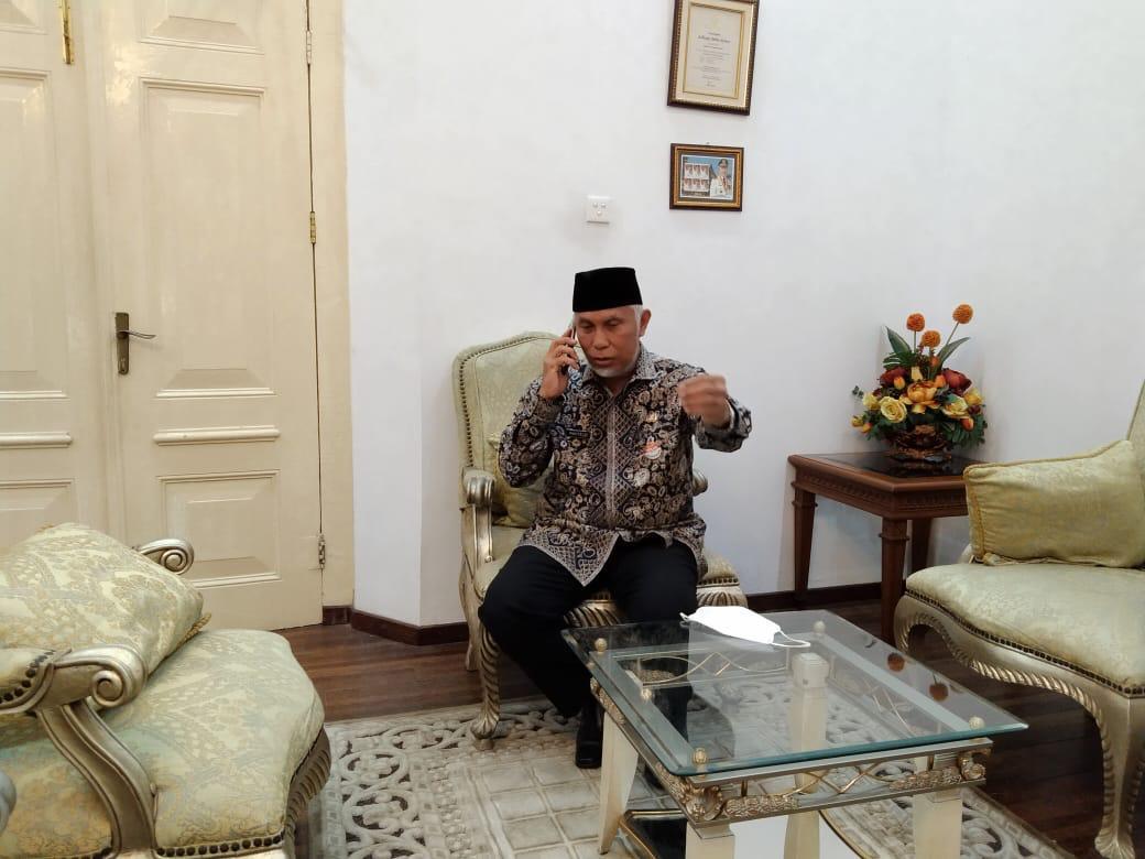 Gubernur Sumbar, Mahyeldi Saat Menerima Telpon dari Presiden Republik Indonesia Jokowi