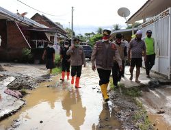 Padang Banjir, Gubernur Sumbar Tinjau Lokasi dan Berikan Bantuan