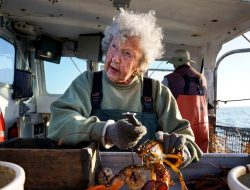 Perempuan Penangkap Lobster Berusia 101 Tahun Tidak Berencana Pensiun