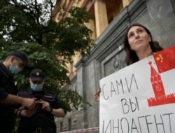 Protes Kekerasan terhadap Media di Rusia, Tiga Wartawan Ditangkap