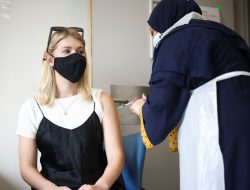 Inggris akan Tawarkan Vaksin COVID-19 ke Remaja 12-15 Tahun