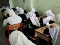 Pejabat Taliban: Perempuan Tetap Diizinkan Bersekolah