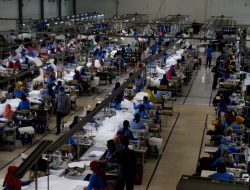 Buruh di Masa Pandemi: Vaksinasi dan Gelombang PHK Adu Cepat