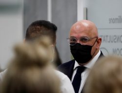 Menteri Vaksin Inggris Pertahankan Vaksin bagi Remaja