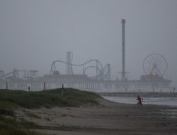 Badai Tropis Nicholas Bergerak Melintasi Texas