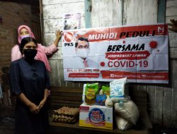 Anggota DPRD Padang Muhidi Serahkan Bantuan Sembako Kepada Warga Jati Terdampak Covid-19