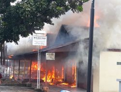 Lima Toko dan Satu Rumah di Perbatasan Kota Padang Hangus Terbakar.