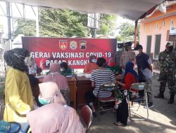 Sambut Harlah Kecamatan Kangkung, Forkompicam Gelar Vaksinasi Pedagang di Pasar