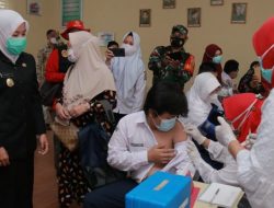 Wawako Palembang dan BIN Pantau Vaksinasi 750 Pelajar
