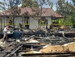 Dua Rumah Warga Desa Semparuk Kuala, Sambas Ludes Terbakar