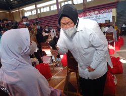 Mensos Risma Beri Bantuan Korban Covid-19