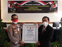 loyalitas Dalam Melakukan Vaksinasi Covid-19, Polres Bukittinggi Terima Penghargaan dari LEMKAPI
