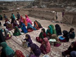 Profesor Perempuan Afghanistan Memberi Semangat Kepada Pelajar Perempuan