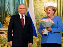 Merkel Desak Putin Intervensi Eskalasi Situasi Migran di Perbatasan Belarus-Polandia