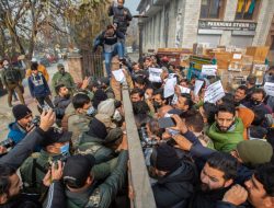 Warga Tuntut Pemulangan 2 Korban Sipil yang Tewas di Srinagar