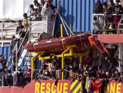 Kapal Jerman Selamatkan 800 Migran, Tiba di Sisilia