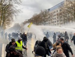 Ribuan Warga Brussels Protes Perpanjangan Pembatasan terkait COVID-19