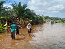 Jalan Raya Nasional di Kawasan Peniti, Sekadau Terendam Banjir