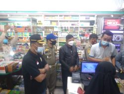 Satpol PP Padang Sidak Barcode Peduli Lindungi ke Swalayan