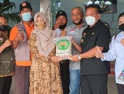 Bupati Sanggau Terima Bansos Banjir dari Gapki Kalbar