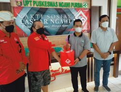 Gelar Bakti Sosial, Laskar Ngawi Bagikan Sembako untuk Nakes