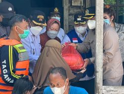 Kunker di Sekadau, Mensos RI Serahkan Bantuan Kepada Korban Banjir