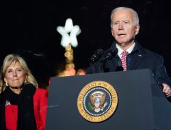 Biden Nyalakan Lampu Pohon Natal Nasional