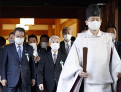 Kunjungan Anggota Parlemen Jepang ke Kuil Kontroversial Tuai Kritik China dan Korsel