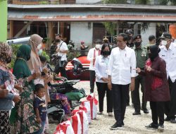 Presiden Jokowi Didampingi Mensos Serahkan Bantuan Sosial di Sintang