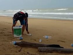 Gelombang Tinggi, Pasir Lumpur Timbun Rumah Warga dan Kiriman Sampah Cemari Pantai Paloh Sambas