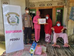 Arungi Banjir Rob, Penyandang Disabilitas Terima Tali Asih Bhayangkari Mempawah Timur