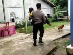 Bhabin Ini Gendong Penyandang Disabilitas Datang di Lokasi Vaksin