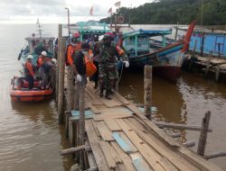 Babinsa Pulau Lemukutan bersama Tim Gabungan Bantu Evakuasi Korban Hilang