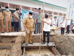 Sekda Ketapang Letakan Batu Pertama Pembangunan Masjid Babul Jannah Mulia Baru