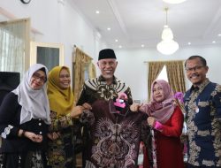 Gubernur Sumbar Terima Hadiah Baju Batik Karya Lomba Kompetensi Siswa Nasional